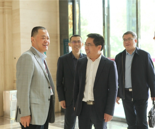 商務部國家繭絲綢協調辦公室副司長陳平，河池市委常委、副市長杜際鵬蒞臨調研指導